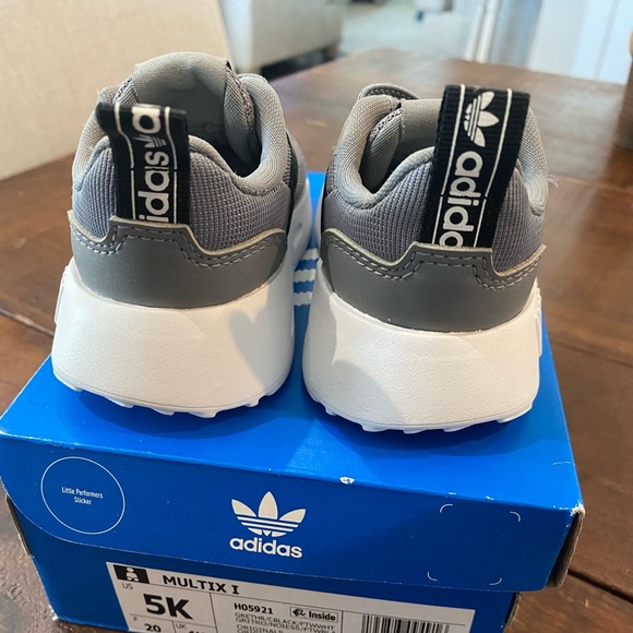 ADIDAS toddler tennis shoe  - NEW - Picture 3 of 4